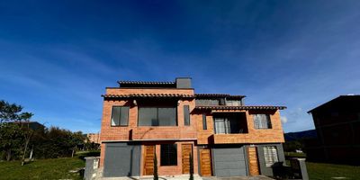¡Oportunidad única!

Se vende hermosa casa ubicada en el carmen de viboral. 

Cuenta con: 3 habitaciones 2 baños, sala, comedor, zona de ropas, patio y terraza.

Para más información o agendar una visita contáctanos 
