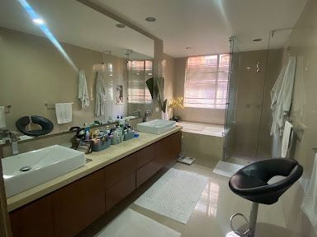 Apartamento de 3 alcobas en venta en Unicentro, Bogotá, 268 m² · foto 16 de 19