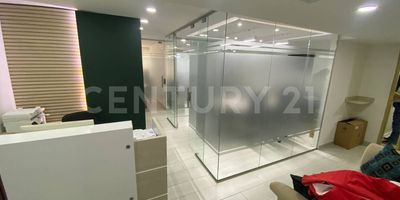 Venta de oficina ,piso 3 en uno de los edifcios mas prestigiosos del centro de Cali , recien remodelada , constas de tres ofinas (puestos de trabajo) ,recepcion ,  y sala de juntas en vidrio templado , baño social , baño con ducha en oficina principal , cocineta y zona de archivo