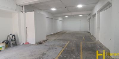 BODEGA O LOCAL para arriendo en los colores muy cerca al diamante y estadio Atanasio Girardot, area de 100 m2, ideal para todo tipo de negocio, empresa o almacenamiento, transporte público cercano diferentes rutas de buses, sector comercial de fácil acceso, cerca a supermercados, gimnasios, CDA, restaurantes, almacenes entre otros.