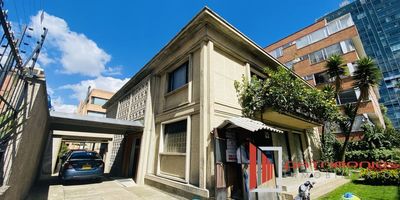 Inmobiliaria renta espectacular casa en sector exclusivo del chico en Bogotá, casa con múltiples usos como residencial, institucional , diplomático, educación infantil y superior, salud, embajadas, comercial, la casa cuenta con varios espacios como, hall de entrada, dos salas, comedor independiente, cocina integral, 4 alcobas amplias, tres baños, baño social, escaleras de servicio, alcoba y baño de servicio, salón de hobbies, zona de lavandería con patio, cuarto de escoltas con salida hacia el parqueadero, dos zonas verdes muy amplias con fuente de agua, espacio para 4 vehículos. CONTACTENOS Cod: 397