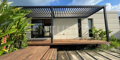 Venta de hermosa casa campestre en el condominio Lagos de Maracaibo Palmira, un lugar maravilloso rodeado de naturaleza, aire puro, lagos y mucho mas,  son 3.000 m2 de terreno, 100 m2 de construcción a parte del parqueadero, en un sistema modular inovador VIMO, que te permite acondicionar facilmente nuevos espacios, destacado por su hermoso diseño moderno, adaptable y sismoresistente, ingresado a la propiedad encontramos  parqueadero con pergola para 4 vehiculos, en la 1era sección encontramos sala, comedor, terraza, cocina abierta, zona de oficios, baño social,  continuo encontramos una generosa terraza con pergola, que conecta con la 3ra parte en donde se encuentra la zona de habitaciones, son 3 habitaciones, la principal  baño y  terraza, 2 habitaciones auxiliares y baño de habitaciones,  la casa cuenta con grandes ventanales y puertas corredizas que te brindan iluminación, frescura y excelente vista panoramica,  la casa cuenta ya con red Electrica subterranea, redes hidraulicas para el agua potable y aguas negras, esto es muy importante dado que el condominio entrega a pie de carretera, cuarto de bloque de concreto que se utiliza para reserva de agua; el condominio se encuentra ubicado a 40 minutos de CALI, 20 minutos de Palmira, cerca a la Hacienda el Paraiso, muy facil acceso, excelente clima, el condominio cuenta con 232 lotes, 5 lagos, 7 bosques, muelle en los lagos, helipuerto, zonas de Picnic, avisgtamiento de aves, senderos de 4.5 Kms,  vias pavimentadas, iluminación solar, cancha de futbol, porteria y vigilancia 24 horas, excelente seguridad, no sobra realtar al comprar esta propiedad te ahorras los tramites y costos de permisos de servicios publicos y la licencia de construcción,  un lugar hermoso para vivir en armonia, paz, tranquilidad, un lugar para disfrutar en familia, separa tu cita ya