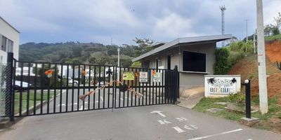 Casa de dos pisos para Arriendo en Conjunto Residencial Bosques de Verde Horizonte Jamundi.  Ubicada en una zona exclusiva con area de lote 146 m2 , y 107m2 construidos , ofrece  amplio espacio y comodidad.  Primer piso sala comedor,  salida al estadero con zona verde, parqueadero para un vehiculo, baño social, cocina integral estilo americano, zona de ropas. Segundo piso  alcobas  principal con baño y vestier,  alcoba con closet , una tercera alcoba,  estudio  o sala de TV.   El conjunto cuenta con vigilancia privada las 24 horas , lo que la convierte en una excelente opcion de inversion y una oportunidad para disfrutar una vida tranquila y segura en un entorno natural.  Tambien cuenta con piscina para adultos y niños, salón social, zona de juegos infantiles, parqueadero de visitantes.

 