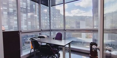 Oficina amoblada en arriendo en Santa Ana, Norte de Bogotá. Posee una excelente vista e iluminación. Posee un área de 105.78 m2, posee 3 oficinas, sala de juntas para 12 personas con tablero interactivo, instalados 24 puestos de trabajo tipo americano; cuenta con 2 parqueaderos totalmente independiente y está ubicado muy cerca a los cerros orientales, situado en un piso quince, localizada en un sector de gran desarrollo empresarial, para adaptar diseño a tu gusto en confort, innovación y tecnología. Este edificio cuenta con gimnasio para los habitantes del edificio, comedor para los empleados de la oficina, auditorio para 135 personas, salas de reuniones de diferentes capacidades, sala múltiple, ascensores de alta velocidad, ascensor de servicio, torre de enfriamiento para sistema de aire acondicionado y planta eléctrica con suplencia total. Adicionalmente cuenta con sistema de equipo contra incendios. No dude en contactarnos para mayor información.