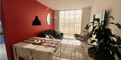 ? Apartamento en Venta en Dosquebradas, Risaralda

✨ Características principales:


 Área privada: 52 m².
 Distribución: Ubicado en un piso 14 esquinero, con 3 habitaciones (incluye armarios empotrados), 2 baños (uno en la habitación principal), sala-comedor y cocina semiintegral con barra estilo americana.
 Extras: Balcón con una hermosa vista panorámica.


? Zonas comunes y servicios:


 Edificio con ascensor, portería 24/7, piscina, salón comunal, y zonas deportivas.
 Parqueadero para visitantes y circuito cerrado de TV para mayor seguridad.


? Ubicación privilegiada:


 En una zona residencial tranquila, cerca de colegios, universidades, centros médicos y parques.
 Fácil acceso pavimentado y cercano a la zona urbana.


? Pet-friendly: Ideal para toda la familia, incluidas tus mascotas.

? Haz de este apartamento tu nuevo hogar! Contáctanos para más información o agendar tu visita. ?️


