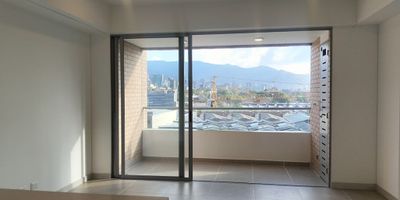 Apartamento en arriendo en unidad cerrada cerca a supermercados, rutas de transporte publico. Entorno muy tranquilo, de poco flujo vehicular y transito de solo residentes. Piso en porcelanato y madera, sala comedor, estar de tv, 2 alcobas con baño en la principal, cocina integral abierta tipo americano, balcon y parqueadero cubierto .Conjunto cerrado, piscina, gym, salon social, parque infantil, zonas verdes, vigilancia 24 horas, citofonia y circuito cerrado de tv. Inmuebles sujetos a verificación de disponibilidad.
