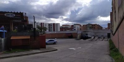 Excelente lote en venta, ubicados sobre vía principal, para uso mixto, vivienda con edificabilidad de 4 pisos máximo, industria o comercio. Con cercanía al Teatro Balarte, colegios, Museo Francisco de Paula Santander, parques, restaurantes, bomba de gasolina, vías de acceso como la Carrera 7, Calle 153, Calle 156. Facilidad de transporte.