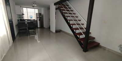 ? Arriendo Apartaestudio en Alta Leonora, Manizales

✨ Detalles del inmueble:


 Área privada: 80 m².
 Distribución:
 
  Primer piso: Sala-comedor, baño social, cocina, y zona de lavado.
  Segundo piso: Habitación con baño privado y parqueadero descubierto.
 
 
 Amoblado: Incluye nevera, lavadora, comedor de 4 puestos, cama doble e internet.
 Extras: Puerta de la habitación sellada para mayor privacidad.


? Ventajas:


 Ubicación premium: Alta Leonora es un sector tranquilo y estratégico, cercano a centros comerciales y vías principales.
 Estrato 5: Servicios de alta calidad y ambiente residencial exclusivo.


? Servicios incluidos: Internet y espacio semi-amoblado, listo para mudarte.

? Ideal para una persona o pareja que busca comodidad y funcionalidad. Contáctanos para agendar tu visita. ?️


