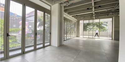 Se renta oficina cerca al parque Lleras en edificio con portería y vigilancia, tiene un área de 122 metros, divididos en 85 de local y 37 de terraza, cuenta con un baño privado, salón amplio con red de gas ideal para restaurante.

ARRIENDO $13.000.000+IVA
