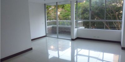 Apartamento en arriendo con un área de 113 mts2, tres alcobas, tres baños, balcón, parqueadero, cuarto útil. Tiene buena iluminación, un sector muy tranquilo para vivir. Cerca a la avenida del Poblado, tiendas, supermercados, parques, Iglesia, buenas vías de acceso y buen transporte público.
