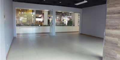 Local en arriendo, tiene un área de 70 mts2, piso en porcelanato, oficina bien ubicada, sector Milla de Oro, cerca a Bancos, restaurantes, tiendas, supermercados, CC Oviedo, buenas vías de acceso, buen transporte público y zona muy comercial.
