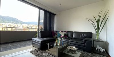 Hermoso apto duplex, último piso con una vista preciosa en el sector Otraparte, cerca a la estación del metro, transporte a la mano, excelenres vías de acceso y centros comerciales. Area de 160 mts, 3 habitaciones dos con baño y vestier y la principal con jacuzzi, cocina abierta, biblioteca, balcón súper amplio, 2 estar, terraza, 2 parqueaderos independientes y cuarto útil.

La unidad cuenta con amplio salón social, gimnasio dotado, cancha para fútbol basketball y volleyball, piscina para niños y adultos, turco y sauna. 

Admon $ 820.000
Predial $ 1.700.000 anual 
 
