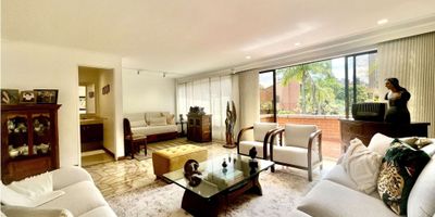 Casa de 3 niveles en venta , ubicada en el alma del Poblado, con todo a la mano, área de 267 mts, 3 habitaciones con baño, servicio, biblioteca (esta puede ser la cuarta habitación), balcón muy amplio, baño social, super jardín, parqueadero para 4 carros dos de ellos son cubiertos, 2 cuartos útiles.

Unidad con piscina, salón social, sauna, turco, juegos para niños y zonas verdes.

Valor Administración: $1.390.000
Valor Predial: $2.257.454 Trimestral.
