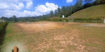 Lote en venta, Alto de Las Palmas, Envigado.

¡Construye la casa de tus sueños en un entorno natural y exclusivo! Este lote de 776 m² está ubicado en una parcelación cerrada con portería 24 horas y solo 25 lotes, lo que garantiza tranquilidad y privacidad. Su ubicación estratégica lo conecta fácilmente con Medellín, Envigado y Sabaneta, a través de vías pavimentadas tanto en el acceso principal como en las internas. El lote está rodeado de naturaleza y cuenta con amenidades únicas, como senderos peatonales, zona de avistamiento de aves, juegos infantiles y un salón social ideal para reuniones.

Cerca de colegios, guarderías y centros comerciales, este espacio ofrece una combinación perfecta entre comodidad urbana y un entorno campestre.

¡Haz realidad tu proyecto en este lugar único! Contáctanos.
