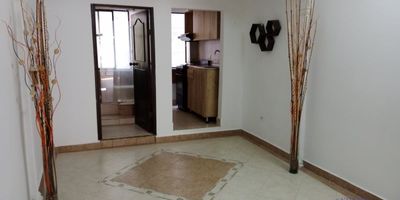 Apartaestudio de 28 m2 interno  en unidad cerrada para pareja o persona sola, cuenta con:  1 alcoba, baño social, closet, cocina semi integral con estufa, zona de ropas y piso en cerámica. ($200.000 SERVICIOS TARIFA FIJA) porteria 24 horas, zonas verdes, parqueaderos comunes.Zona residencial en el sector encontrarás supermercados, parques y transporte público cercano. comunícate con tu asesor al 3146130993