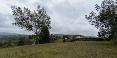 Exclusivo Lote de 2.600 m² en Envigado, Loma del Escobero
Se vende espectacular lote en una parcelación cerrada con conserje, ideal para construir la casa de tus sueños. Este terreno cuenta con:
Área total: 2.600 m².
Índice de construcción: 20% (puedes edificar hasta 520 m² por casa).
Ubicación privilegiada: Vista inigualable hacia las reservas de la montaña.
Servicios públicos habilitados: Agua, energía y alcantarillado disponibles.
¡Oportunidad única de inversión!
Por su tamaño, es posible construir dos hermosas casas de hasta 520 m² cada una, perfectas para vivir o generar ingresos.
Precio por metro cuadrado: $490.000 (el más económico del sector).
no dejes pasar esta oportunidad de adquirir un lote exclusivo en una de las zonas más cotizadas de Envigado.
Contáctanos para más información y agendar tu visita.