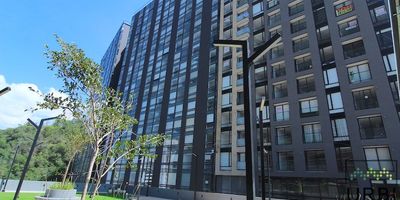 Zona Cerro Norte, Apartaestudio  en renta hermoso  de 45 mts con modernos acabados estudio independiente cocina tipo americano garaje ubicado cerca a la naturaleza de las montañas de los cerros orientales de Bogota Norte; a sus alrededores tenemos centro empresarial  este edificio cuenta con  parqueaderos seis sótanos dos ascensores y amplias instalaciones tales como sala coworking, gimnasio terrazas un excelente lobby con vigilancia  cctv; tiene fácil acceso a importantes avenidas