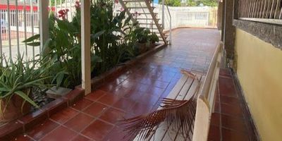 La Casa es de dos plantas y esta distribuida así, primera planta tiene 1 estudio con baño social, 2  habitaciones con closet y 2 baños
Segunda planta tiene 2 habitaciones con closet y 2 baños

Cuenta también con un apartamento que está ubicando en la segunda planta que tiene 2 habitaciones con closet y 2 baños

Con terraza amplia 
Garaje cubierto 