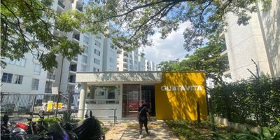 Se vende apartamento al norte de la ciudad de Cali, Ciudad Guabinas, en el Conjunto Residencial Guatavita, en obra gris, cuenta con 59 metros, es un décimo nivel, esquinero, excelente vista, muy iluminado y fresco, tiene tres habitaciones, la principal tiene baño privado, sala comedor con acceso al balcón, y un baño social para visitas,  cocina  al lado tiene su zona de oficio,  tiene ascensor, y el conjunto tiene parqueadero comunitario,  piscina para adultos y piscina para niños, espectacular área de juegos infantiles para que tus hijos se diviertan, y hasta juegos para los caninos, adicionalmente tiene gimnasio, está en un sector nuevo y alta valorización. Visítalo, cód. 8409871. Ciudad Guabinas
