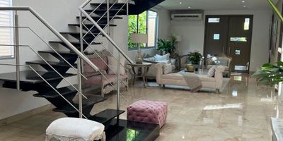 Se vende hermosa casa de 2 niveles de 370.26 m2, 1er piso consta de sala, comedor, sala auxiliar, baño social, cocina integral, cuarto y baño de servicio, zona de labores, patio una alcoba con su baño interno, escaleras, 2do piso: estar de alcobas, estudio, tres alcobas cada una con su baño privado y walking closet, balcón en alcoba principal y alcoba auxiliar, pisos en mármol, cuatro parqueaderos (dos garajes internos y dos externos); excelente ubicacion al norte, barrio Paraiso.