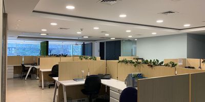 Oficina en arriendo en unidad cerrada ubicacion estrategica con acceso desde la Av principal, cerca a servicios complementarios como bancos, supermercados, rutas de transporte publico, cerca a centros comerciales. Piso en porcelanato, 8 espacios, baños, cocineta, cableado de red, techo cielo raso, aire acondicionado central, divisiones en vidrio, area de recepcion, y parqueaderos cubiertos. Ascensor, vigilancia 24 horas, citofonia y circuito cerrado de tv. Inmuebles sujetos a verificación de disponibilidad.
