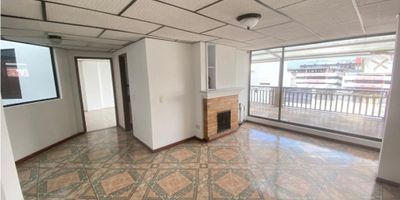 Apartamento dúplex, amplio e iluminado cuenta con 4 alcobas, la alcoba principal con vestier y terraza, clósets, 3 baños, calentador, sala - comedor, comedor auxiliar, cocina integral, gas natural, suelos en cerámica, parqueadero cubierto para 1 vehículo garaje No. 501, depósito, patio, terraza, citófono. Ubicado sobre vía principal, zona comercial y residencial.
