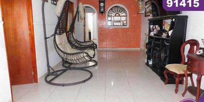 Casa en venta en Soledad ubicado en el barrio Costa Hermosa, con un área aproximada de 88.44 mt2, distribuidos en 3 habitaciones, 1 baño, sala-comedor, cocina semi integral y zona de labores, buena distribución en sus áreas con buenos y modernos acabados, es fresco y acogedor, su entorno es tranquilo, residencial con cómodas vías de acceso y facilidad al transporte publico cercano, sobre el sector puede encontrar, parques, colegios, supermercados y la farmacia cristo rey.