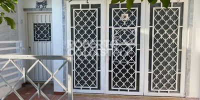 CASA LOCAL QUE CONSTA DE: ANTEJARDIN, SALA, GARAJE, COMEDOR, DOS BAÑOS SOCIALES, COCINA TRADICIONAL CON EXTRACTOR, DOS PATIOS DE LUZ, UNA HABITACION CON CLOSET Y BAÑO COMPLETO, UNA SEGUNDA HABITACION CON CLOSET Y PATIO DE ROPA. AREA 134.22 M2 APROX.