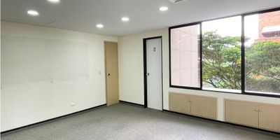 Oficina en edificio empresarial en el sector Milla de oro, fácil acceso desde la Av. el poblado y buena ruta de transporte y gran variedad de servicios complementarios, vía principal cerca con fácil acceso a transporte publico.Piso en tapete, 4 espacios, 2 baños, cocineta, cableado de red, techo cielo raso, divisiones en modular y vidrio, balcon, aire acondicionado. Unidad con vigilancia las 24 horas, citofonia y circuito cerrado de tv..

VALOR 7.200.000 + IVA
