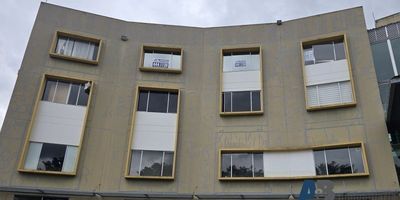 Oficina en arriendo en Rionegro, sector aeropuerto, unidad cerrada, 135 m2, piso en porcelanato, acceso por ascensor, 3 cocinetas y 3 baños, parqueaderos públicos, energía 110. Contacto Juan Cardona 3176418589