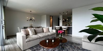 Apartamento AMOBLADO para arriendo en unidad cerrada. Ubicacion de facil acceso desde via principal, esta en sector tranquilo y de gran crecimiento urbanistico, con conexion a rutas de transporte y multiples servicios complementarios. Piso en madera, sala comedor, 3 alcobas con baño en cada una, cocina integral abierta tipo americano, balcon y parqueaderos paralelos cubiertos . Unidad con ascensor y zonas sociales que incluyen  piscina, gimnasio, salon social, zonas verdes con senderos para caminar, porteria 24 horas y circuito cerrado de tv. Inmuebles sujetos a verificación de disponibilidad.
