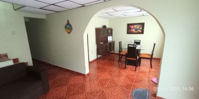? Casa en Venta en el Centro de Villamaría

? Oportunidad Única de Negocio
A tan solo cuadra y media del parque principal, esta amplia y luminosa casa es perfecta para quienes buscan un hogar o una inversión en una ubicación estratégica. Con dos niveles y posibilidades de modificar o construir, ¡las oportunidades son infinitas!

? Espacios Amplios y Funcionales
Cuenta con un área privada de 118 m², distribuidos en 3 habitaciones, 2 baños, comedor auxiliar y una sala de usos múltiples. La distribución permite aprovechar al máximo cada rincón.

? Comodidades y Características


 Admite Mascotas ?
 Balcón con vista panorámica
 Zona de lavandería
 Gas domiciliario
 Suelo en cerámica/mármol, perfecto para un ambiente elegante y fresco


?️ Entorno Ideal y Conectado
Ubicada sobre vía principal, con acceso pavimentado y transporte público cercano. Además, cuenta con proximidad a:


 Colegios y Universidades
 Parques y Zonas Deportivas
 Áreas sociales y turísticas
 Centro médico


? Más que una Casa, una Gran Inversión
Ubicada en una tranquila zona residencial, esta vivienda unifamiliar combina comodidad y ubicación estratégica para disfrutar de lo mejor de Villamaría.

? Contáctanos hoy mismo para más información y agenda tu visita!


