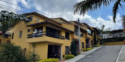 Lote de 119 metros en Condominio, a 15 minutos del Aeropuerto Internacional Jose Maria Cordova, tunel de Oriente. Sector de alta valorizacion, zona tranquila, segura y campestre para construir una casa de dos niveles y mansarda.