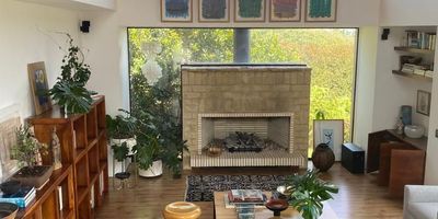 Excelente casa en conjunto rodeado de vegetación maravillosa, flores y fauna.
Tres habitaciones con baño privado, family room con chimenea a gas y acceso a jardín, amplia zona social con sala comedor chimenea y acceso a terraza con pergola, baño social y vista a las montañas, calefacción radiante en toda el área social y privada de la casa, cocina americana, zona de ropas , cuarto y baño del servicio.