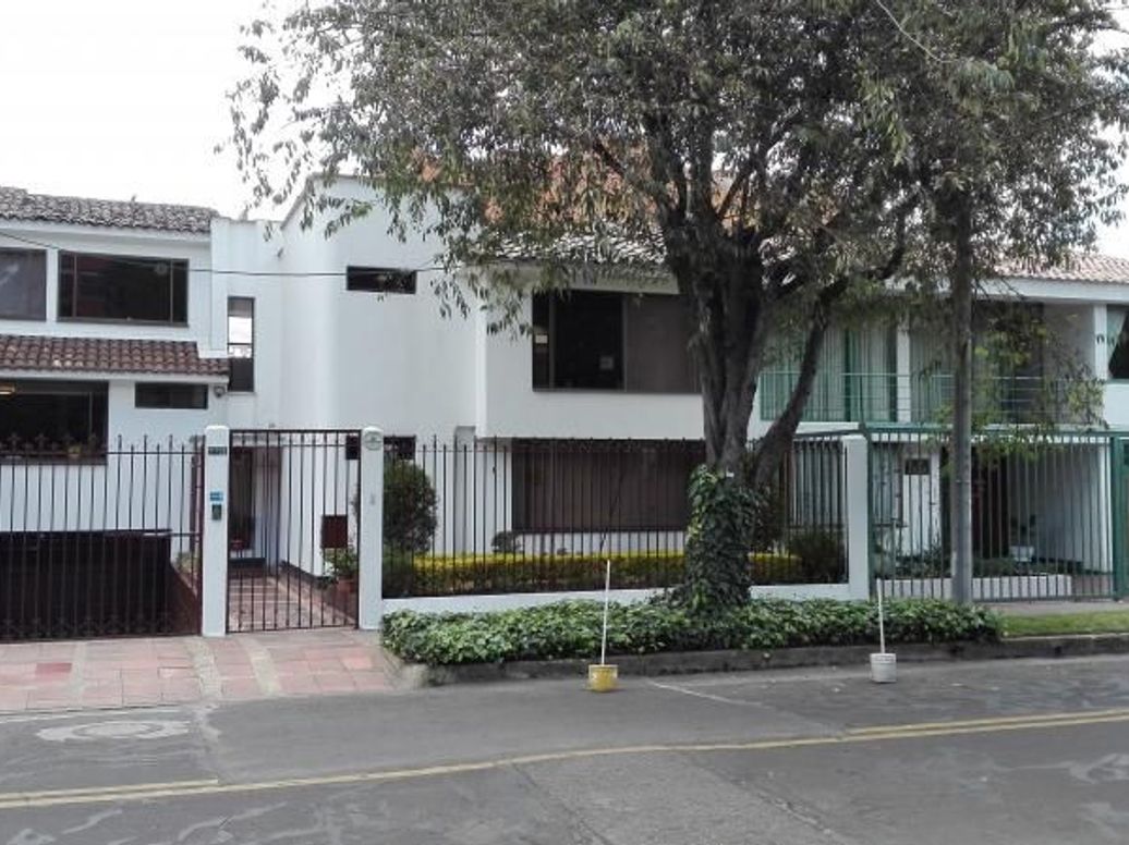Casa de 5 alcobas en venta en Santa Barbara Central, Bogotá, 515 m² · foto 2 de 20