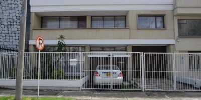 Casa con excelente ubicación la Avenida NQS, al teatro nacional la castellana, A la calle 94, zona residencial, excelente distribución casa de 250Mts, Dos (2) niveles, Cuatro alcobas (4) cada una con closet, cuatro (4) baños, dos (2) auxiliares, baño social y cuarto y baño del servicio, hall de tv, estudio, Balcón y patio de ropas, Chimenea en sala comedor, Cocina integral a gas, Garaje para tres (3) vehículos y Deposito.