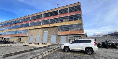 Excelente Bodega para arriendo de 1480 metros cuadrados primer nivel,  Segundo y tercer piso oficinas de aproximadamente 350 metros cuadrados, dos baterías de baños una con ducha, en el segundo nivel no hay baños. Cinco parqueaderos, dos zonas de descargue de muelles para tractomula triple altura de 15 m de piso a techo, Carga electrica 36 kVA Cod: 3749
