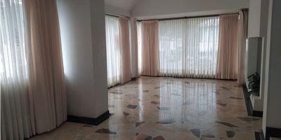 Un buen hogar es aquel donde te sientes cómodo. Nosotros tenemos para ti esta espectacular casa en sector exclusivo de la ciudad. Amplia e iluminada, cuenta con 4 alcobas,4 baños,vestier,estudio,cocina integral,patio de ropas y garaje cubierto para dos vehículos. Solo para uso comercial o institucional. 
