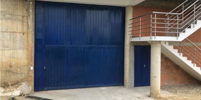 Bodega de 526 m2 en Autopista del Café, Vereda El Rosario, Manizales

Oportunidad para emprendedores que buscan un espacio amplio y moderno en estrato 3. Esta bodega nueva destaca por su estructura robusta y altura generosa que facilita la operación de maquinaria y almacenamiento.

Descripción de la propiedad

Con 526 m2 de área libre y una altura de 4,30 m, ofrece amplios andenes para manejo de carga y descarga. Dispone de cuatro baños auxiliares distribuidos de manera estratégica. El piso en cemento de alta resistencia se complementa con instalaciones listas para iniciar actividades sin demoras.

Descripción del entorno y acceso

Ubicada sobre la vía principal de la Autopista del Café, goza de acceso pavimentado y transporte público cercano. Su localización en Vereda El Rosario brinda visibilidad y cercanía a corredores logísticos de la ciudad, facilitando el flujo de insumos y personal.

Contáctanos

Escríbenos por WhatsApp para agendar tu visita y resolver cualquier consulta sobre esta bodega en arriendo. En Inmobiliaria Castro Rosero te acompañamos en cada paso para impulsar tu negocio.
