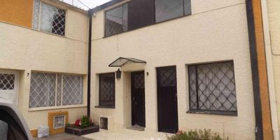 [VEN] ID HOUM: 147252

En Houm te ayudamos de forma fácil y segura. Los beneficios de comprar con nosotros:
    • Te ayudamos a conseguir financiamiento a través de una asesoría personalizada
    • Mediación y seguimiento de todo el proceso
    • Ponemos a tu disposición profesionales en notariado, registro y asesoría jurídica
¡Solo te preocupas de las firmas!

Casa en venta, ubicada en el barrio Villa Mayor, con una superficie construida de 100.00 m² y superficie total de 100.00 m². 

Sus principales características son:

    • 4 dormitorios
    • 3 baños
    • Admite mascotas
    • 2 parqueaderos
    • Año de construcción: 1990
    • Cuarto de lavado
    • Bodega
            
Además, el inmueble cuenta con las siguientes amenidades:

    • Vigilancia 24 hrs
    • Zona de asadores

Si compras con nosotros, te brindamos asesoría personalizada durante todo el proceso.
Más que una inmobiliaria, somos Houm.
*Aplican T&C