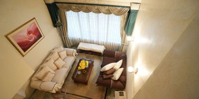 casa para remodelar muy amplia consta de sala comedor   otra sala pequeña aux con chimenea, baño social cocina independiente comedor auxiliar, zona de ropas  cuarto y baño de servicio y en segundo piso cuatro habitaciones  tres baños  hall de alcobas y un estucio pequeño. deposito dos parqueaderos.  el lote tiene nueve metros de frente por dieciocho punto sesenta y tres metros de fondo.  lg 
