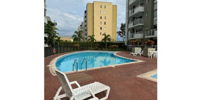  Cuenta con una sala-comedor espaciosa y un balcón con una vista espectacular al Llano, ideal para disfrutar de los atardeceres.
La cocina está totalmente equipada con electrodomésticos modernos, incluyendo nevera, olla arrocera, Air Fryer, estufa, cafetera, licuadora, campana extractora, etc. Además, hay una zona de lavandería que dispone de tendedero, calentador y lavadora, proporcionando todas las comodidades necesarias para tu día a día.
El apartamento tiene tres habitaciones:
- La primera habitación está acondicionada como un estudio, perfecto para trabajar desde casa.
- La segunda habitación cuenta con una cama doble y un Smart TV.
- La tercera habitación es la principal, con una cama matrimonial, Smart TV, aire acondicionado, vestier y baño privado.
Todas las habitaciones y sala tienen ventiladores para tu comodidad. El apartamento tiene ventanas polarizadas para reducir el calor, creando un ambiente fresco y agradable.
Zonas comunes salón social, piscina para adulto y niños, turco, zona infantil y gimnasio. El acceso al apartamento puede ser por escaleras de emergencia o ascensor. Además, dispone de parqueadero en el sótano y parqueadero de visitas dentro del conjunto. La unidad es muy tranquila, proporcionando un ambiente seguro y cómodo para vivir.

Mas informacion

Carolina Hernandez 3136919732
