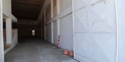 Descubre esta amplia bodega con 248 metros cuadrados, 3 baños y zona de parqueo, patio, area de labores, dos oficinas y mezzanine, este espacio es ideal para tu negocio. Aprovecha esta oportunidad y contáctanos hoy mismo para más información. ¡No dejes pasar esta oportunidad!