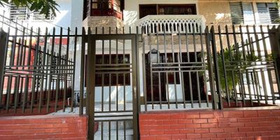 Casa de ambiente fresco y luz natural durante el día. Cuenta con cocina integral con Mesón en baldosa con gabinetes inferiores y superiores, zona de labores, closets en tres habitaciones, baños con lavamanos en cerámica y división de baño en vidrio templado. Establecimientos cercanos Olimpica, ara, justo y bueno, supermercados y tiendas de barrio.