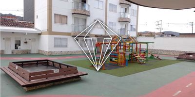 Te presentamos esta gran oportunidad de inversión en uno de los municipios más pujantes de Antioquia, La Ceja, reconocido por su creciente desarrollo y calidad de vida. Este hermoso apartamento se encuentra en una zona de alta valorización y cuenta con una excelente ubicación en un sector residencial tranquilo y seguro, ideal para familias y personas que buscan una vida alejada del ruido y el frenesí de la ciudad.

Con una extensión total de 47 M2, este apartamento ofrece un área construida y privada de 47 M2 distribuidos de manera armónica y funcional. Cuenta con amplias y cómodas habitaciones, perfectas para el descanso y el confort de sus habitantes, así como con un baño completo y un baño auxiliar para mayor comodidad y privacidad.

Déjate sorprender por su moderno diseño interior, con acabados impecables y una distribución inteligente que aprovecha al máximo cada metro cuadrado. Además, permite el ingreso de mascotas, convirtiéndose en una opción ideal para aquellas familias que no quieren dejar a su fiel compañero fuera del hogar.

No tendrás que preocuparte por conseguir muebles o electrodomésticos, ya que cuenta con cocina integral y zona de lavandería, lo que te garantiza el ahorro de tiempo y dinero. Además, es perfecto para aquellos que buscan vivir en un lugar unifamiliar, con la privacidad y autonomía que esto ofrece.

La ubicación de este apartamento es un verdadero privilegio, ya que se encuentra en una zona de fácil acceso pavimentado y cerca de todos los servicios y comodidades necesarias en el día a día. Podrás encontrar centros comerciales, supermercados, colegios, universidades y hermosos parques para disfrutar del aire libre, todo a poca distancia.

En cuanto a la seguridad, no tendrás de que preocuparte gracias a su portería y recepción las 24 horas del día, vigilancia privada y urbanización cerrada, todo esto para brindarte tranquilidad y protección en todo momento. Por otro lado, cuenta con una amplia área