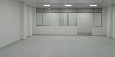 Local comercial con una excelente ubicación central, con  un piso especial para trafico pesado color blanco, con una entrada independiente, con una escaleras en mármol y pasa manos en acero inoxidable.