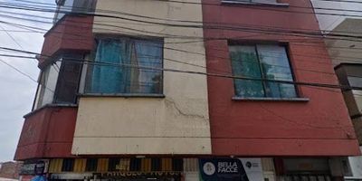 Categoría del tratamiento Consolidación subcategoría del tratamiento Consolidación con densificación. Zona Actividad múltiple Sector Normativo 4Piso 1 1 Garaje y una bodega. Piso 2 Local N1Piso 3 Local N2- Local 3Piso 4 Oficina -Apto Piso 5 Apto 301-302Piso 6  Apto 401ConstruccionesSe trata de unos locales comerciales esquineros.1.Local comercial donde se ubica una tapicería2.Local comercial donde se ubica una colchonería.3.Garaje 14.Local comercial primer piso, para la renta.5. Local comercial venta de cuadros. A. Apartamentos 201 Consta de sala comedor, tres alcobas, baño privado, baño social, alcoba de servicio con baño privado, patio.B. Apartamento 201 A Consta sala comedor, dos alcobas, cocina, baño hall.C. Apartamento 301 Consta de tres alcobas, un baño, sala comedor, cocina, zona de ropas, alcoba de servicio con su baño.D. Apartamento 302 Consta de tres alcobas, un baño, sala comedor, cocina.C Aparta Estudio 401 Consta de una alcoba, sala comedor, baño cocina, terraza.IBETH G