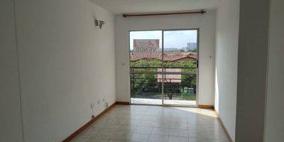 Se vende excelente apartamento en Valle del Lili, en Balcones del Lili 4 piso, consta de 3 alcobas con closet, dos baños, sala comedor, cocina semi integral, zona oficias, el conjunto tiene piscina para adultos y niños, salón social, cerca a colegios, supermercados y  transporte público