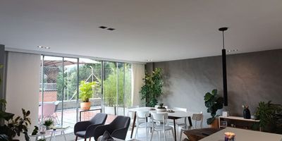 Apartamento amoblado en arriendo en unidad cerrada. Ubicacion en sector central sobre via principal, facil acceso y salida, con conexion a rutas de transporte y cercania a multiples servicios complementarios como centros comerciales, restaurantes, supermercados. Piso en porcelanato, puerta de seguridad, sala y comedor independiente, 3 alcobas con baño en la principal, cocina integral abierta tipo americano, terraza y parqueadero independiente cubierto  La unidad cuenta con ascensor,zonas infantil, zonas verdes, vigilancia privada, citofonia, porteria 24 horas y circuito cerrado de tv. Inmuebles sujetos a verificación de disponibilidad.
