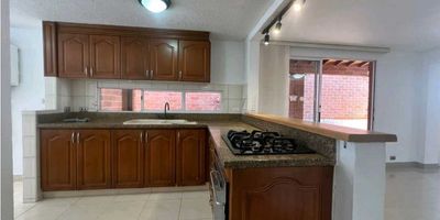 Casa amplia , iluminada y muy comoda en unidad residnecial  ubicada en el sector de La Estrella, puede ofrecer varios beneficios. 

cuenta con cámaras de vigilancia y guardias de seguridad las 24 horas del dia 
zonas sociales: piscinas, gimnasi,  parque infantile.
la unidad tiene un  entorno tranquilo y seguro, ideal para familias 

 Acceso a vías principales: La ubicación en suramerica la estrella, puede ofrecer fácil acceso a vías principales, facilitando el desplazamiento a otros sectores de la ciudad. Cercanía a servicios y comercios: La zona cuenta con servicios y comercios cercanos, como supermercados, restaurantes , exito, Mall Gayabal, 

 
